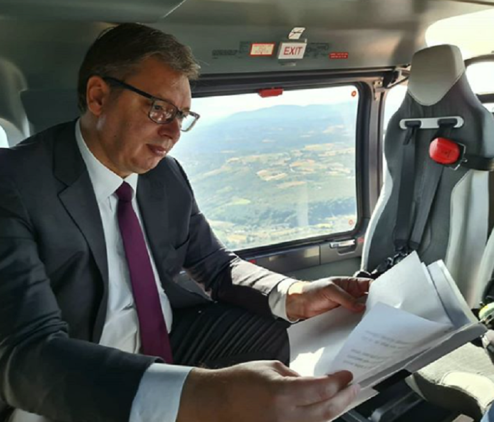 Predsednik Vučić na važnom zadatku: Papiri u rukama, a pogled koji se pruža iz helikoptera je neverovatan (FOTO)