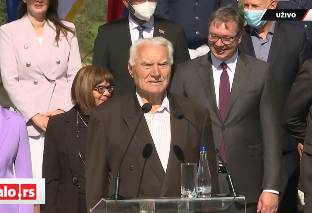 Deda Radoljub se okrenuo prema Vučiću, a onda mu je u ime svih Pranjana dao poklon zbog kog predsednik nije mogao da sakrije oduševljenje (FOTO)