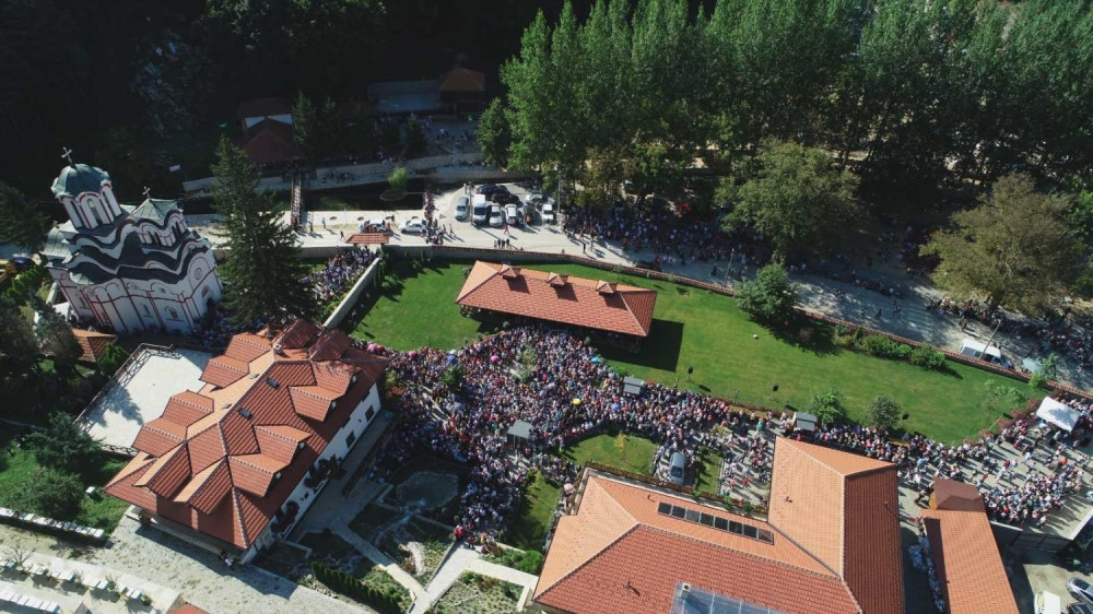 Pukla su tri ašova, svi su mislili da je to znak da se grob ne dira, a kada je iguman rekao OVE REČI, sve je teklo glatko