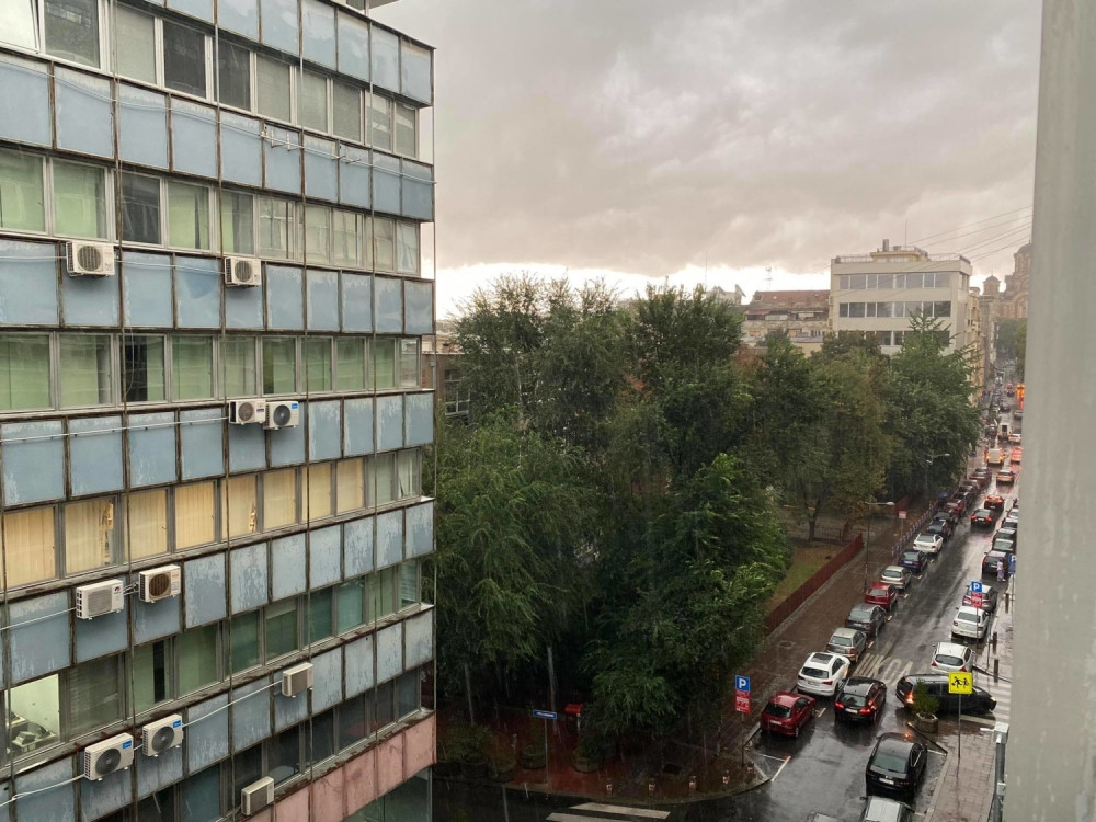 Jako nevreme zahvatilo Beograd, kiša lije kao iz kabla, vetar nosi sve pred sobom (FOTO/VIDEO)