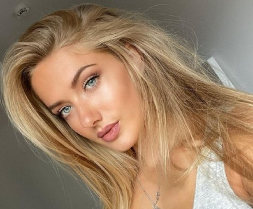 Ovaj fudbaler je pao pred se*si atletičarkom na kolena! (FOTO)