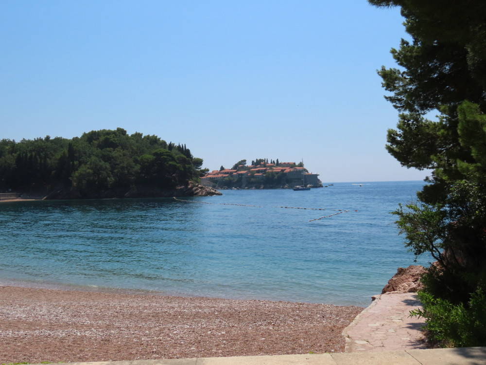 Nema izlazaka od 10 do pet, u kafićima za stolom najviše dve osobe