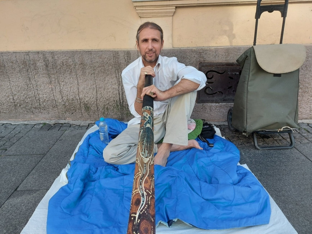 Dražen iz Novog Sada nosi uz sebe poseban instrument sa drugog kraja planete i tvrdi da mističnim hukom skida crnu magiju i leči jetru!