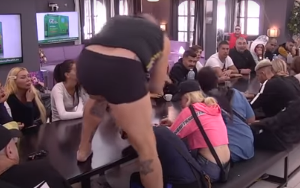 Kristijan Golubović skočio na sto, pa pogodio njega u glavu (VIDEO)