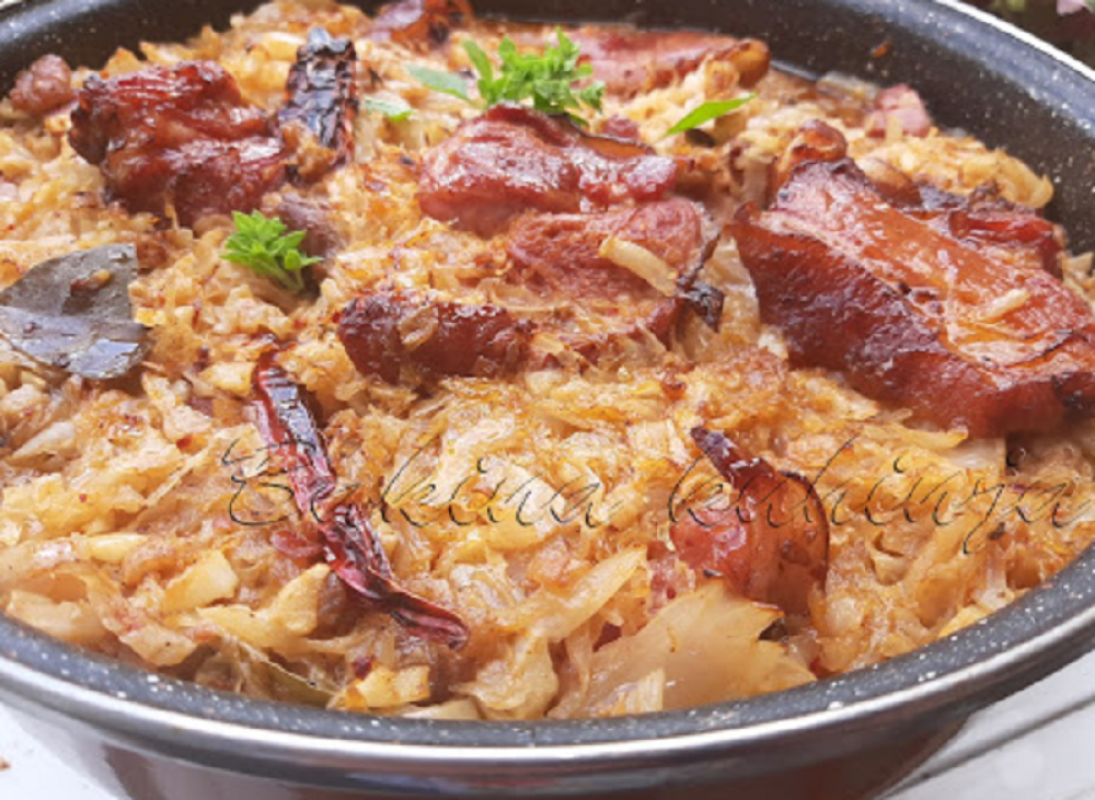 Podvarak sa kolenicom i čvarcima gurmanluk: Uživaćete u ukusu i mirisu! (VIDEO)