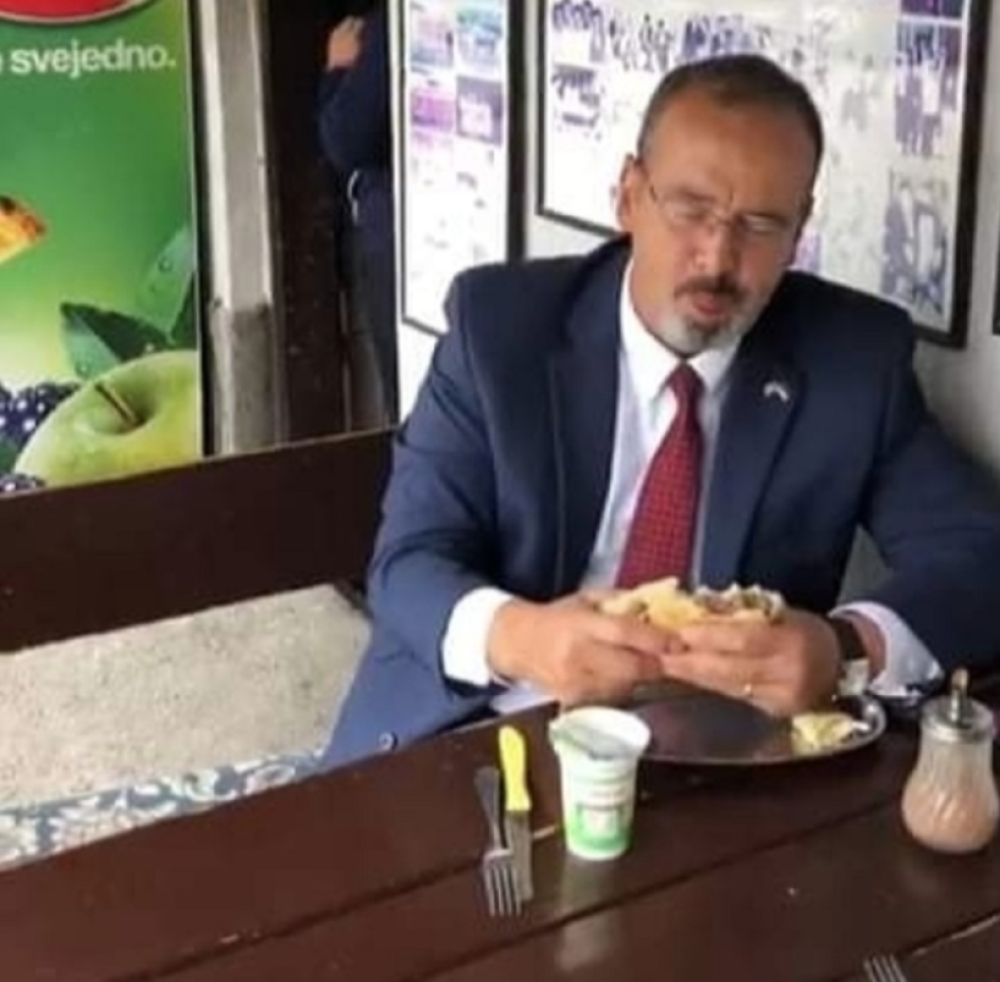 Godfri ne odustaje od srpske tradicionalne hrane: Ispred pekare u Prijepolju degustirao pet ćevapa na kajmaku kao sav običan svet (FOTO)