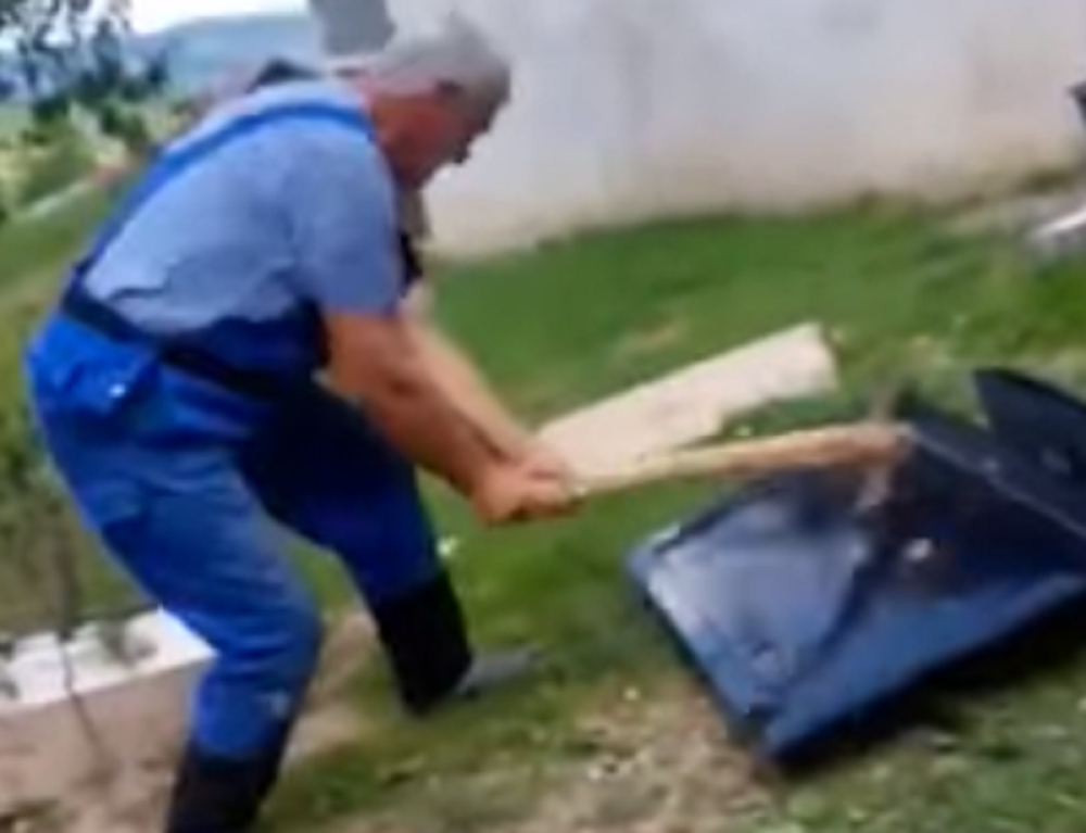 Mirsad u naletu besa krampom razlupao televizor! (VIDEO)