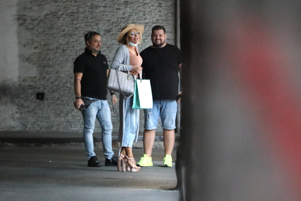 Od Ane Nikolić ostale samo grudi: Nakon operacije, pevačica ne prestaje da gubi kilograme! (FOTO)