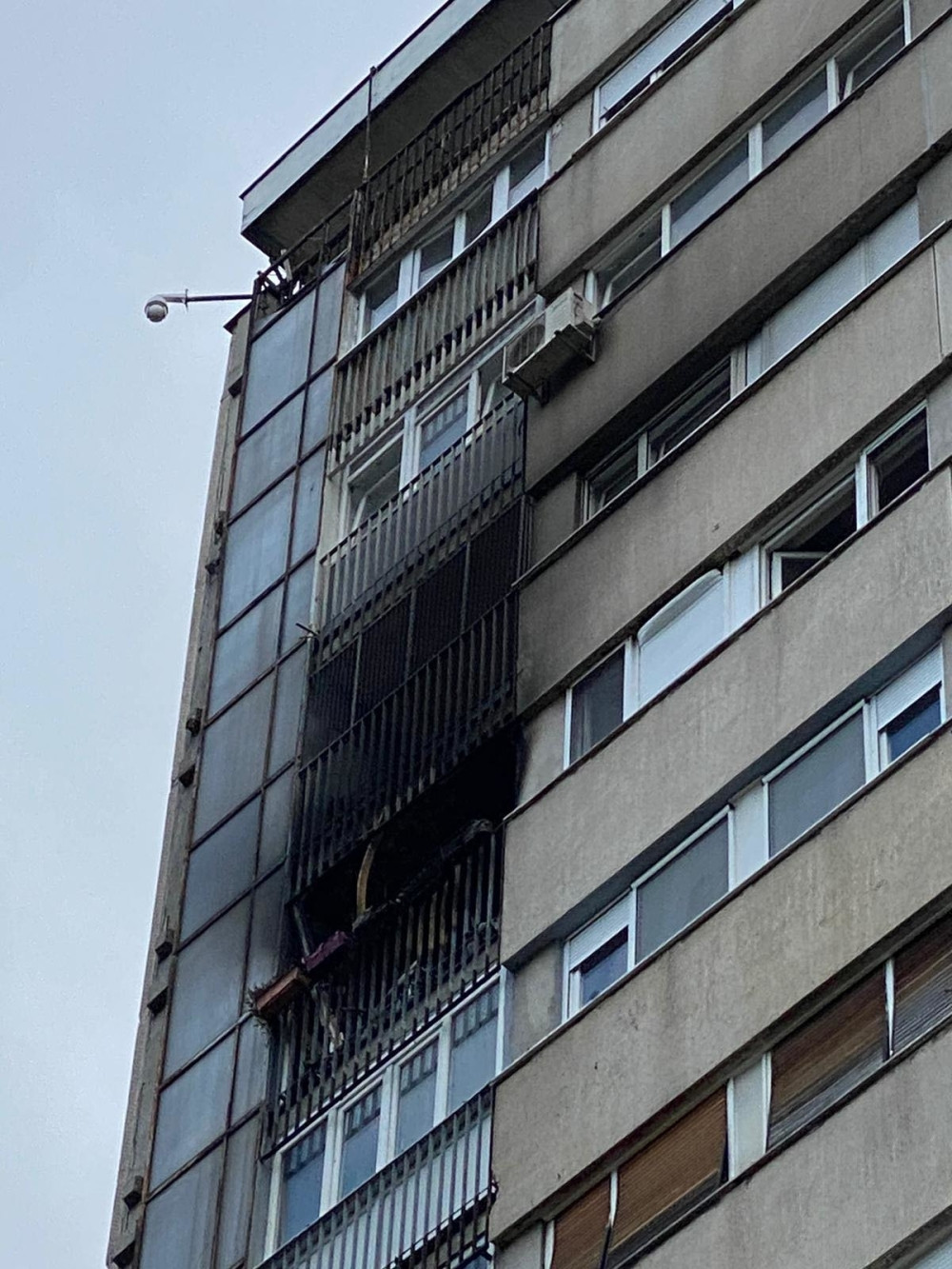 U podnožju zgrade rasut ugašen žar, celim krajem se širi miris dima (Foto/Video)