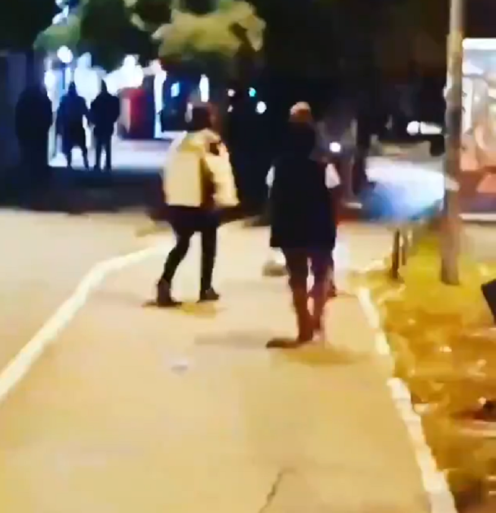 Muškarac nasrnuo na dve žene, a onda je jedna od njih uradila nešto zbog čega je napadač nestao u vidu lastinog repa (VIDEO)