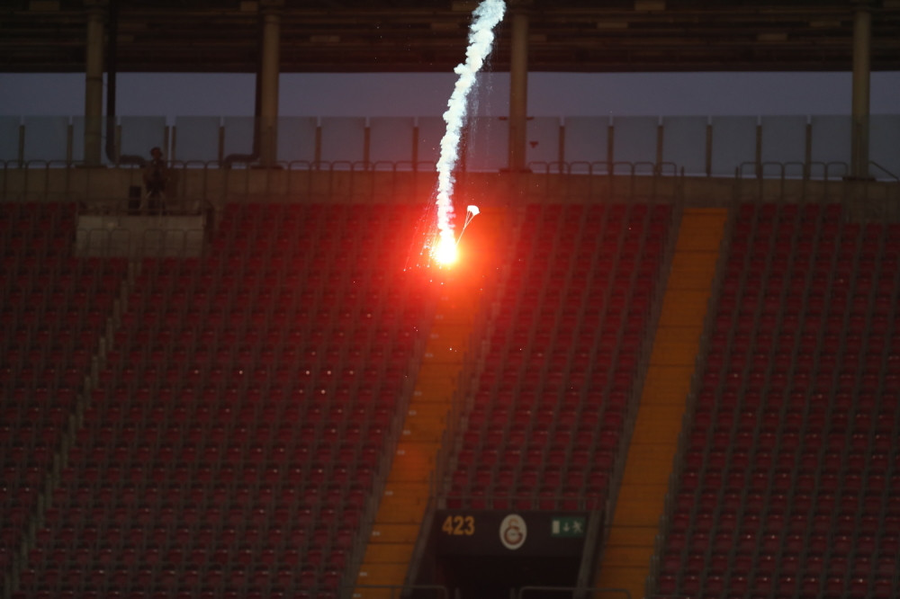 Lansirali baklje da prekinu derbi Galatasaraj - Fenerbahče, i što je najgore - uspeli su! (FOTO)