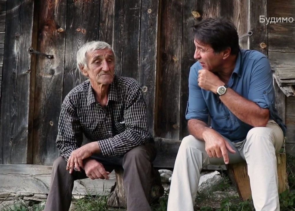 Milorad se vratio na zemlju svojih dedova i počeo da živi sam na planini, svake zime bori se za goli život, a kuću mu iz posebnog razloga čuvaju tri psa i tri mačke