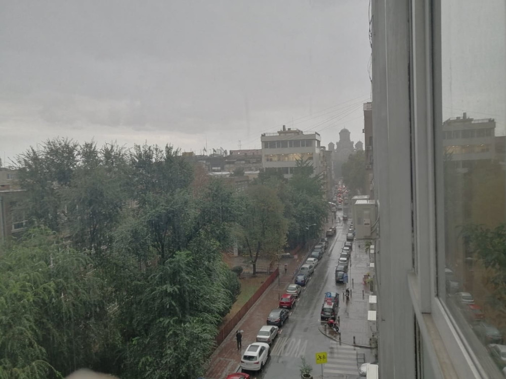 Veliki pljusak sa grmljavinom se sručio nad srpskom prestonicom! (FOTO/VIDEO)
