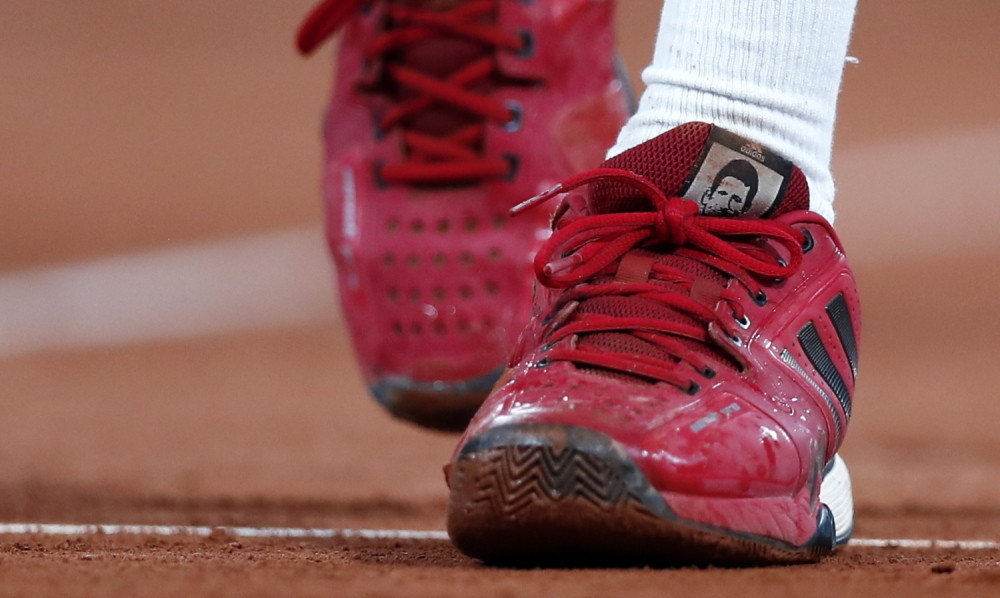 Igra protiv Novaka, a nosi patike sa Đokovićevim likom