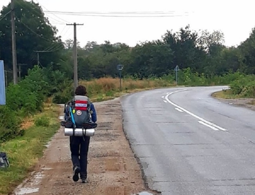 Nosi težak ranac, prespava na neobičnom mestu, a snagu joj daje jedna stvar
