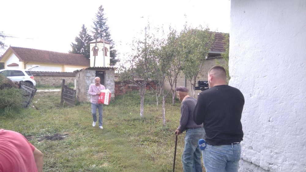 Crno-beli pomogli 91-godišnjem dekici sa Kosmeta, sad konačno ima šta da jede