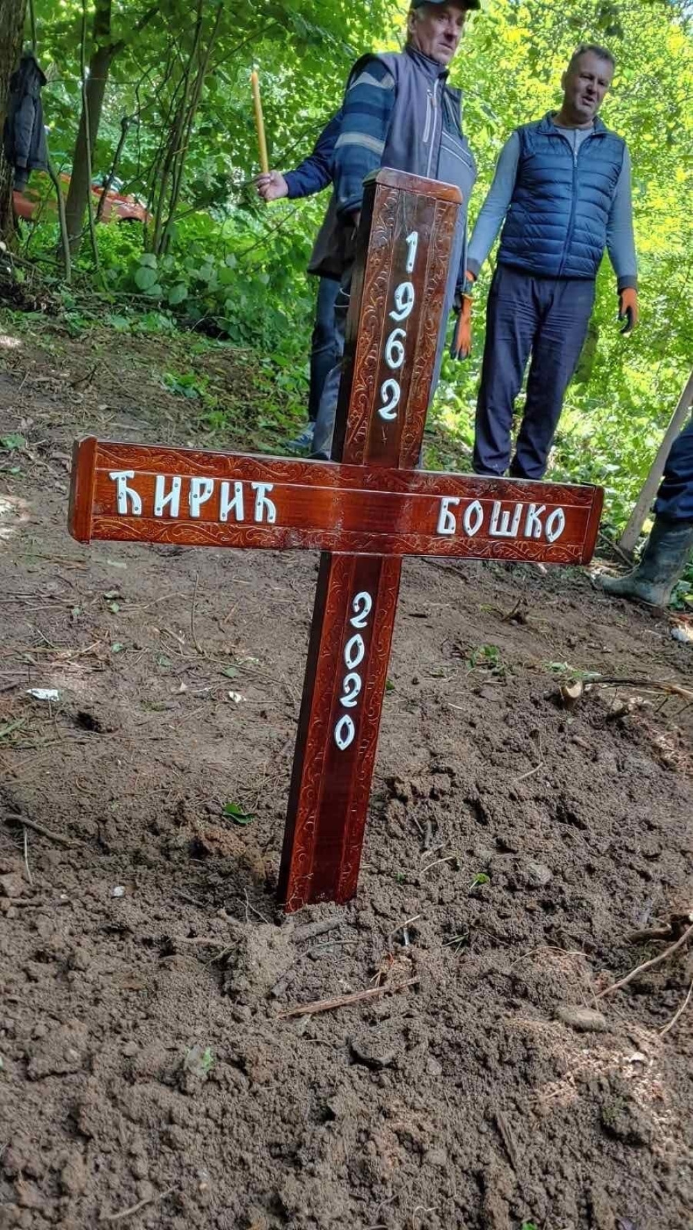 Boško Ćirić iz Dečana ujedinio nekadašnje zemljake na KiM: Srbi i Albanci zajedno podižu spomenik