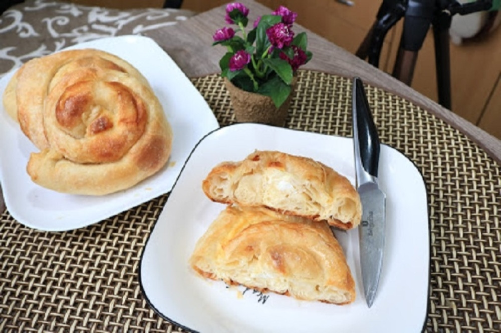 Lepo za videti, a posebno za degustirati: Evo kako napraviti savršene pitice sa sirom od razvučenog  testa! (VIDEO)