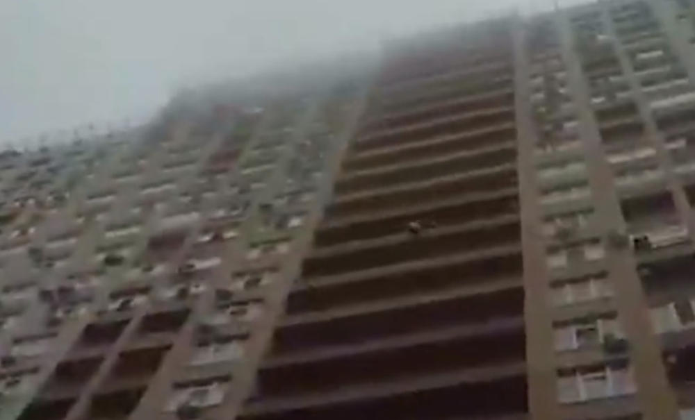 Žena se bacila sa 15. sprata, Pavle je uhvatio u vazduhu, a ono što je usledilo je pravi akcioni film!