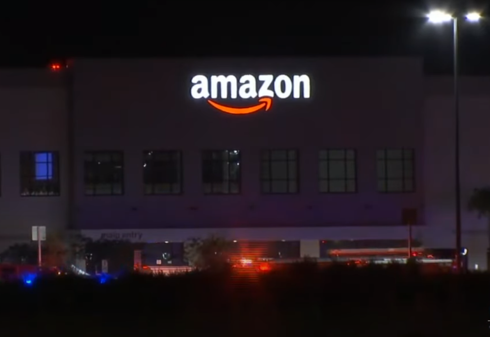 Neuračunljivi muškarac ušetao u Amazon sa pištoljem i naočigled prusutnih UBIO nedužnog čoveka! (VIDEO)