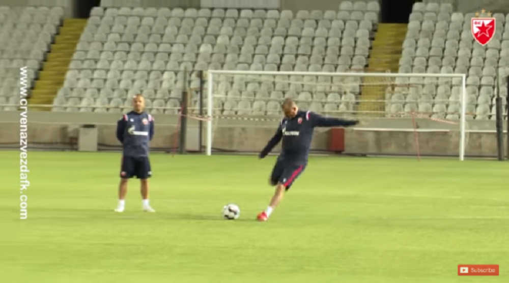 Deki ispalio "projektil", pogledajte gde je završila lopta nakon šuta trenera Zvezde (VIDEO)