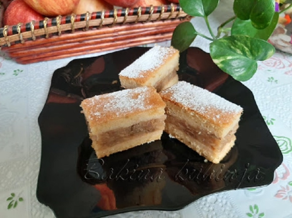 Svi koji vole da se zaslade, neće moći da odole ovom receptu: Pita sa grizom i jabukama sočna i mekana kao pamuk!