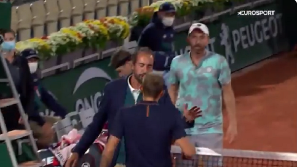 Ustao je sa stolice i krenuo u obračun (VIDEO)