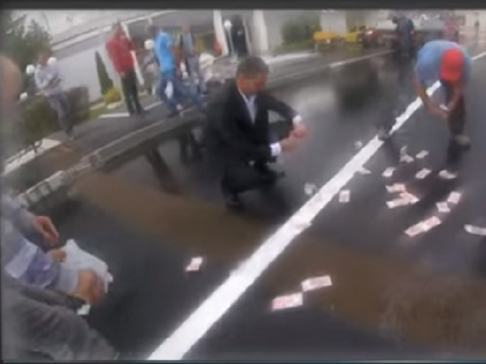 Vozio je biciklu, a kada je prelazio kosjerički most sve pare iz njegove torbe su počele da lete - reakcija meštana je neprocenjiva!