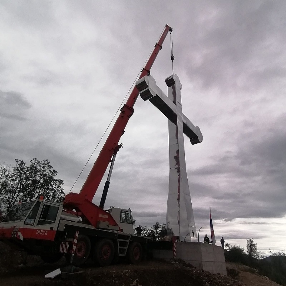 Srbi podigli krst na brdu iznad Leposavića, prkose velikoalbanskoj hegemoniji! (FOTO/VIDEO)