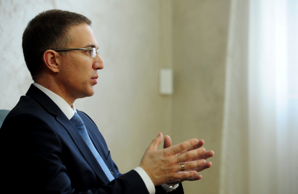 Nebojša Stefanović je dugo grlio ovu ženu, a kada pročitate zašto istopićete se  (FOTO)