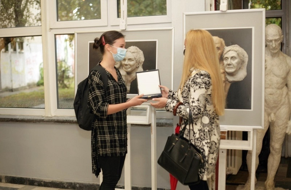 U Školi za dizajn je otvorena izložba radova učenika smera Likovni tehničar (FOTO)