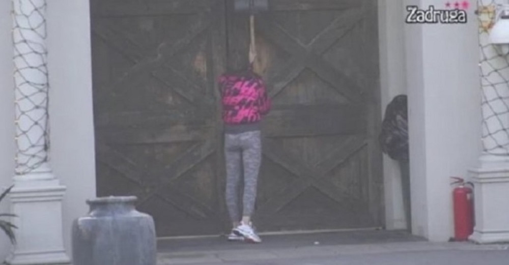 Zadrugarka stavljena na stub srama, nije mogla da podnese pritisak i pobegla u suzama! (VIDEO)