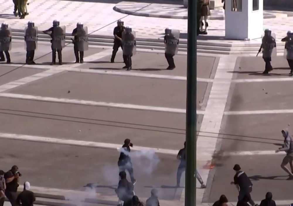 Rat policije i đaka zbog prenatrpanih učionica (VIDEO)