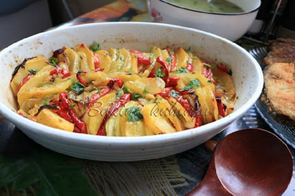 Savršen obrok za posne dane: Vrhunski krompir sa tikvicama! (VIDEO)