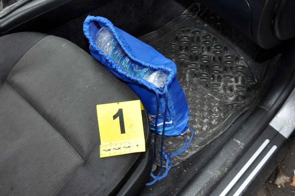 Prilikom rutinskog pretresa pronašli su plastičnu kesu u rancu, a unutra ono zbog čega su momentalno pritvoreni!