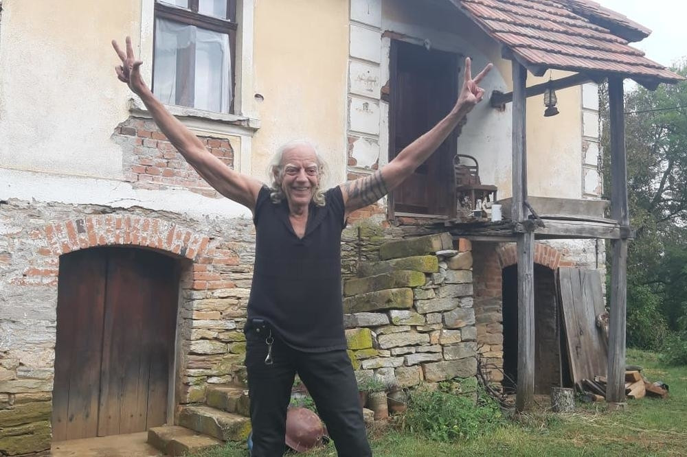 Amerikanac Ejndžel kupio kuću u srpskom selu, u podrumu napravio kafanu za komšije, a Srbija je njegova zemlja snova!