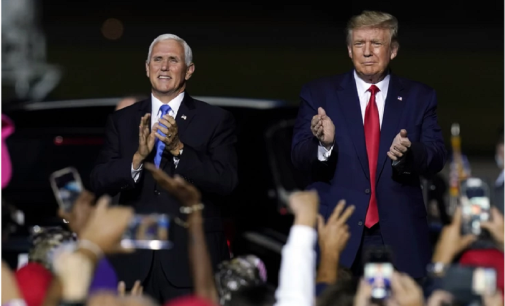 Tramp zabranio Pensovom šefu osoblja da uđe u Belu kuću!