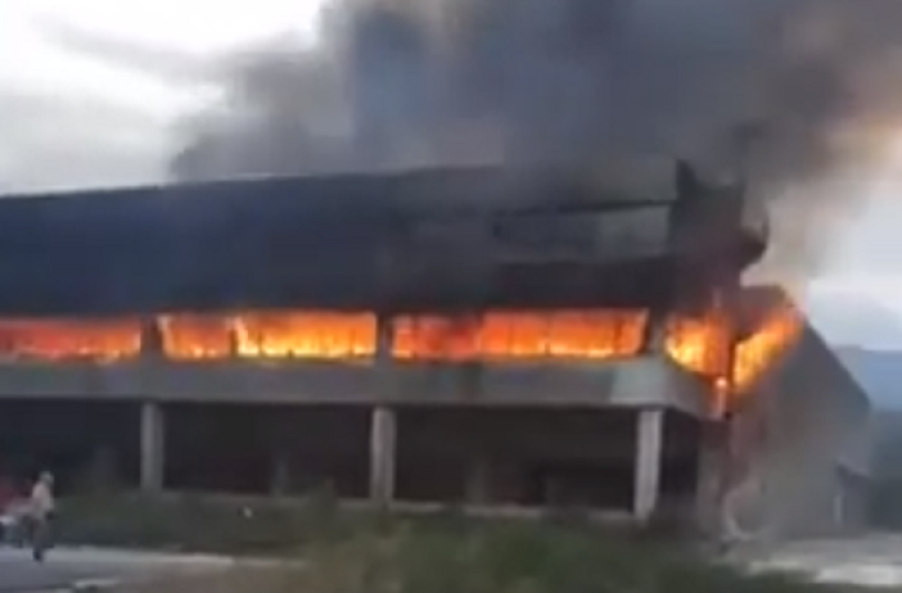 Zapalili ga migranti?!