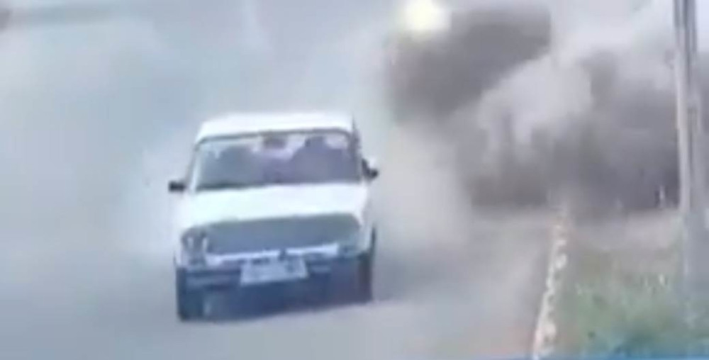 Bombe padaju, a vozač vozi kao da se ništa nije dogodilo (VIDEO)