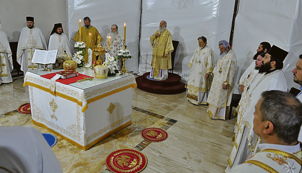 Vladika Jovan ofarbanom kosom izazvao skandal u Hramu: Rešava se sedih, ali boja farbe je neverovatna! (FOTO)