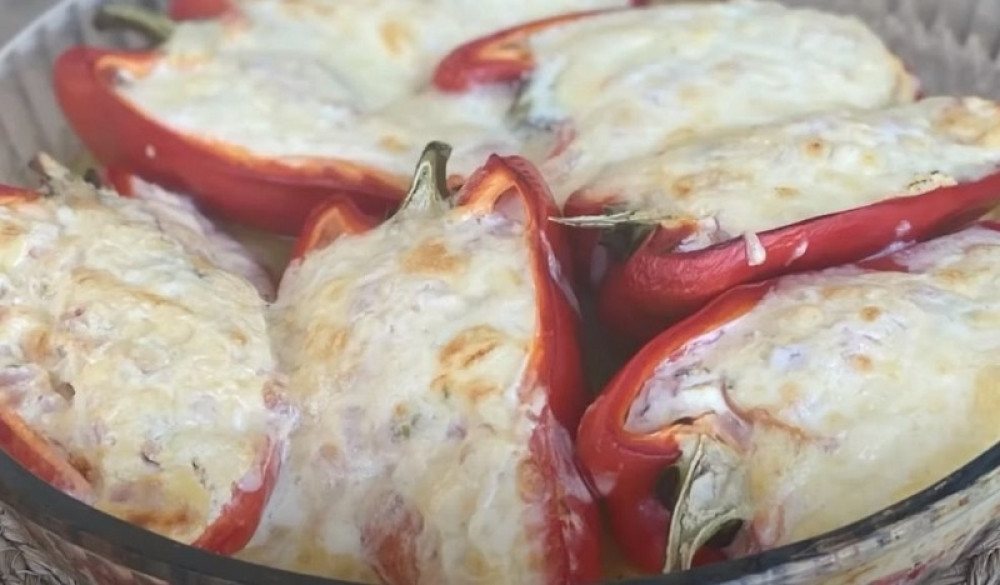 Sjajan izbor: Zapečene paprike sa sirom i šunkom!