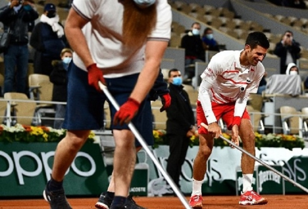 Novak se ne stidi ni grabulje da uzme u ruke, ima li nešto što ovaj čovek ne može? (FOTO) (VIDEO)