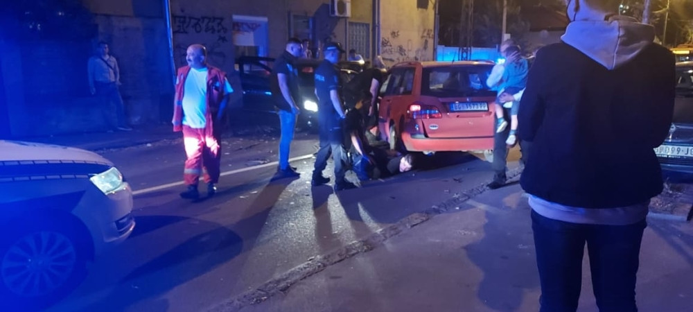 Pijani muškarac izazvao sudar u centru Beograda, delovi automobila rasuti po ulici! (FOTO)