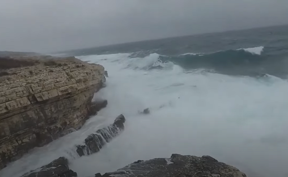 Talasi visine i do 6 metara, brojne rive su pod vodom, brodovi hitno zaustavljeni! (FOTO/VIDEO)