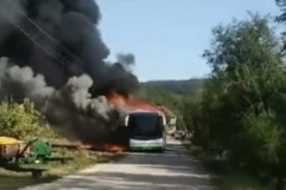 Zapalio se autobus pun putnika, gusti crni dim kuljao iz njega! (VIDEO)