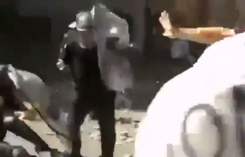 Demonstranti kamenicama uništili kordon policije, ima mrtvih (VIDEO)