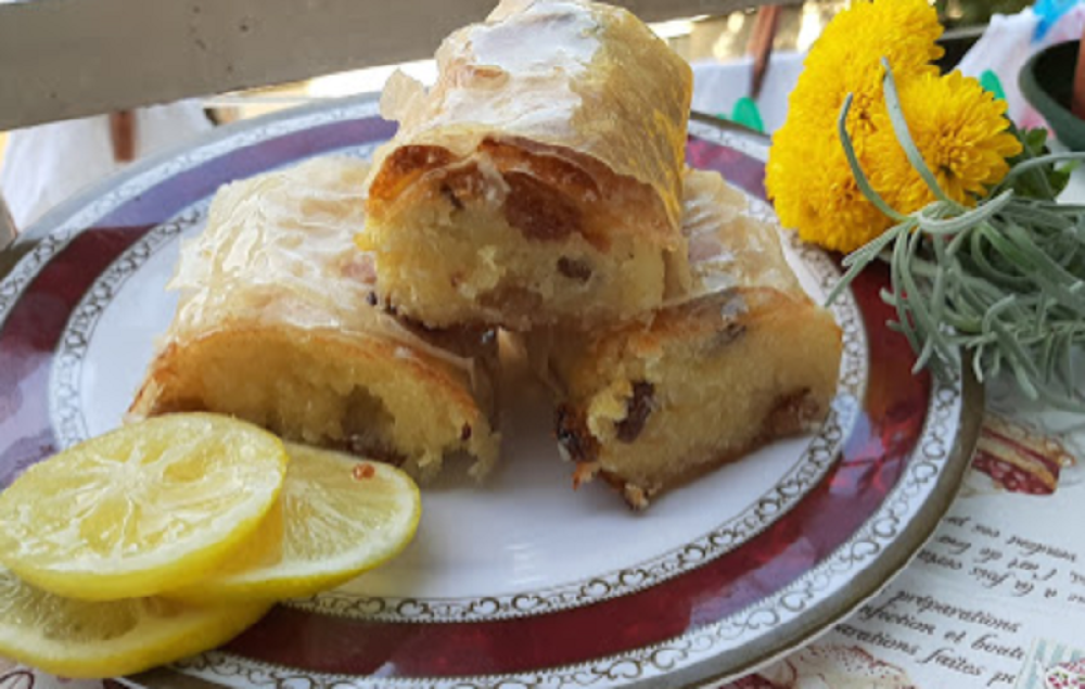 Sočna prelivena pita sa kokosom i suvim grožđem: Ukus je neverovatno neodoljiv! (VIDEO)