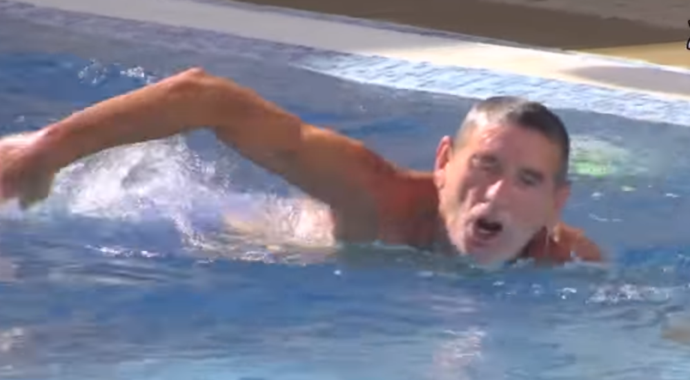 Dok svi spavaju, Lepi Mića se razbuđuje ovako (VIDEO)