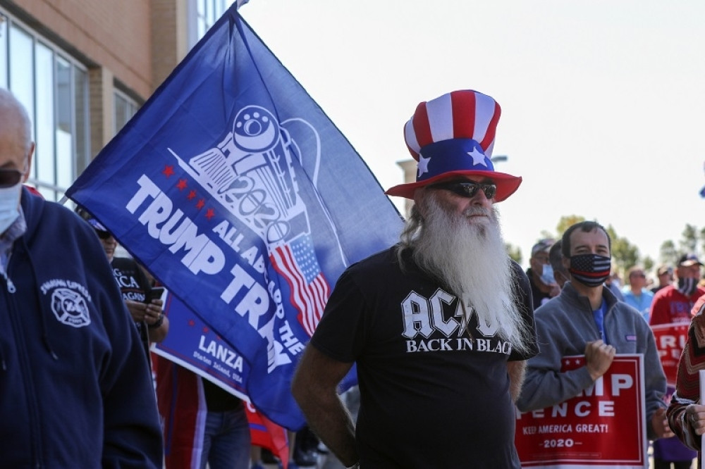 Trampove pristalice okupile se ispred bolnice, skoro svi su doneli nešto mirišljavo