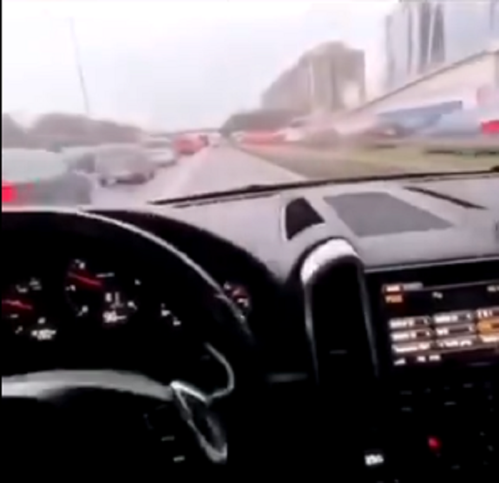 Uz narodnjake juri 100 na sat zaustavnom trakom (VIDEO)